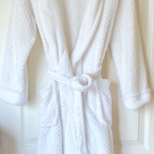 Ulta women’s white fuzzy wrap tie robe size s/m